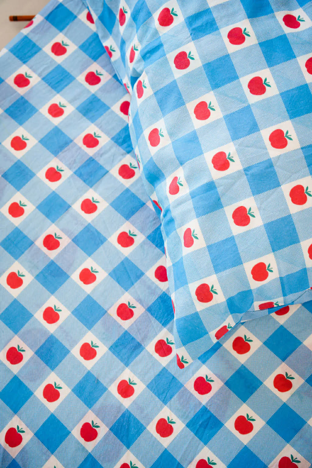 play linen apple patch flat sheet separates