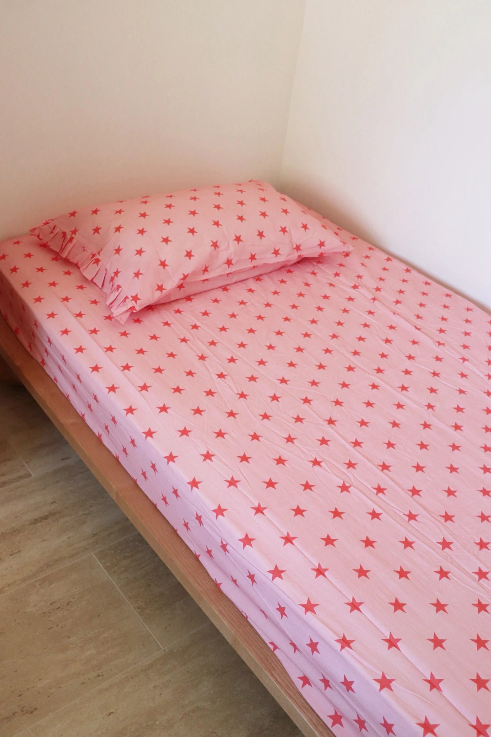 play linen strawberry star sheet & pillowcase set