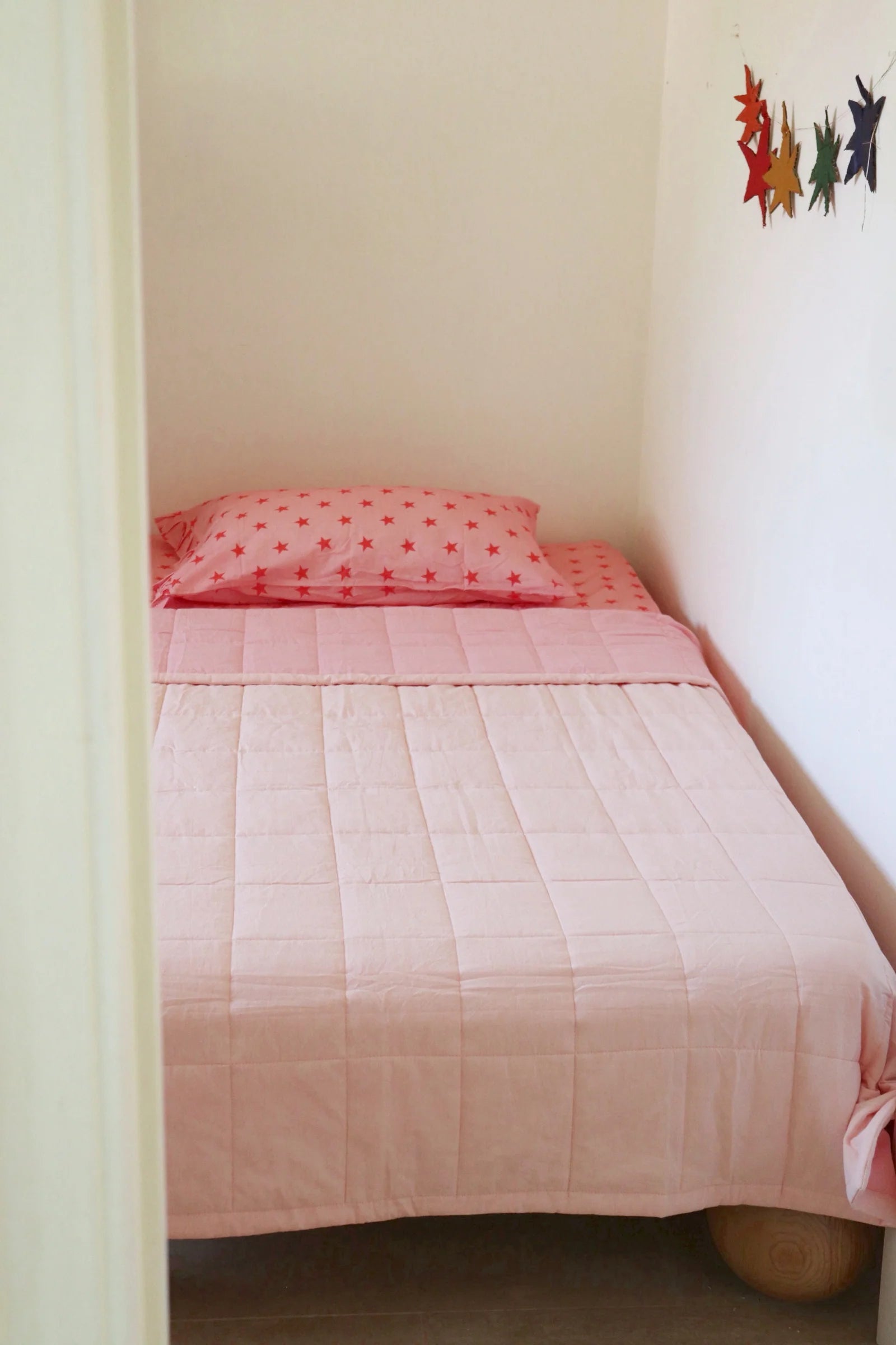 play linen strawberry star fitted sheet set