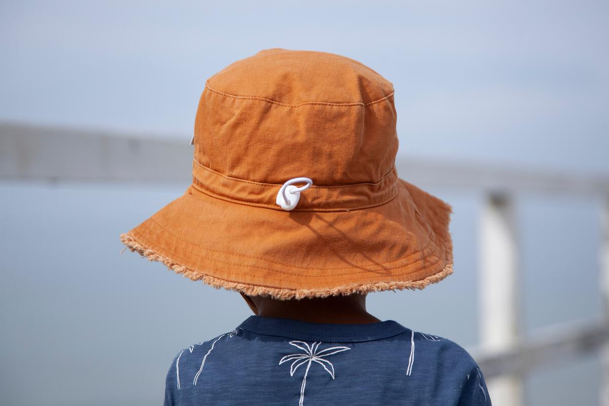 acorn kids frayed bucket hat - chestnut