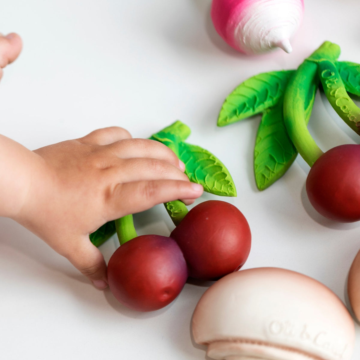 oli & carol - mery the cherry teether