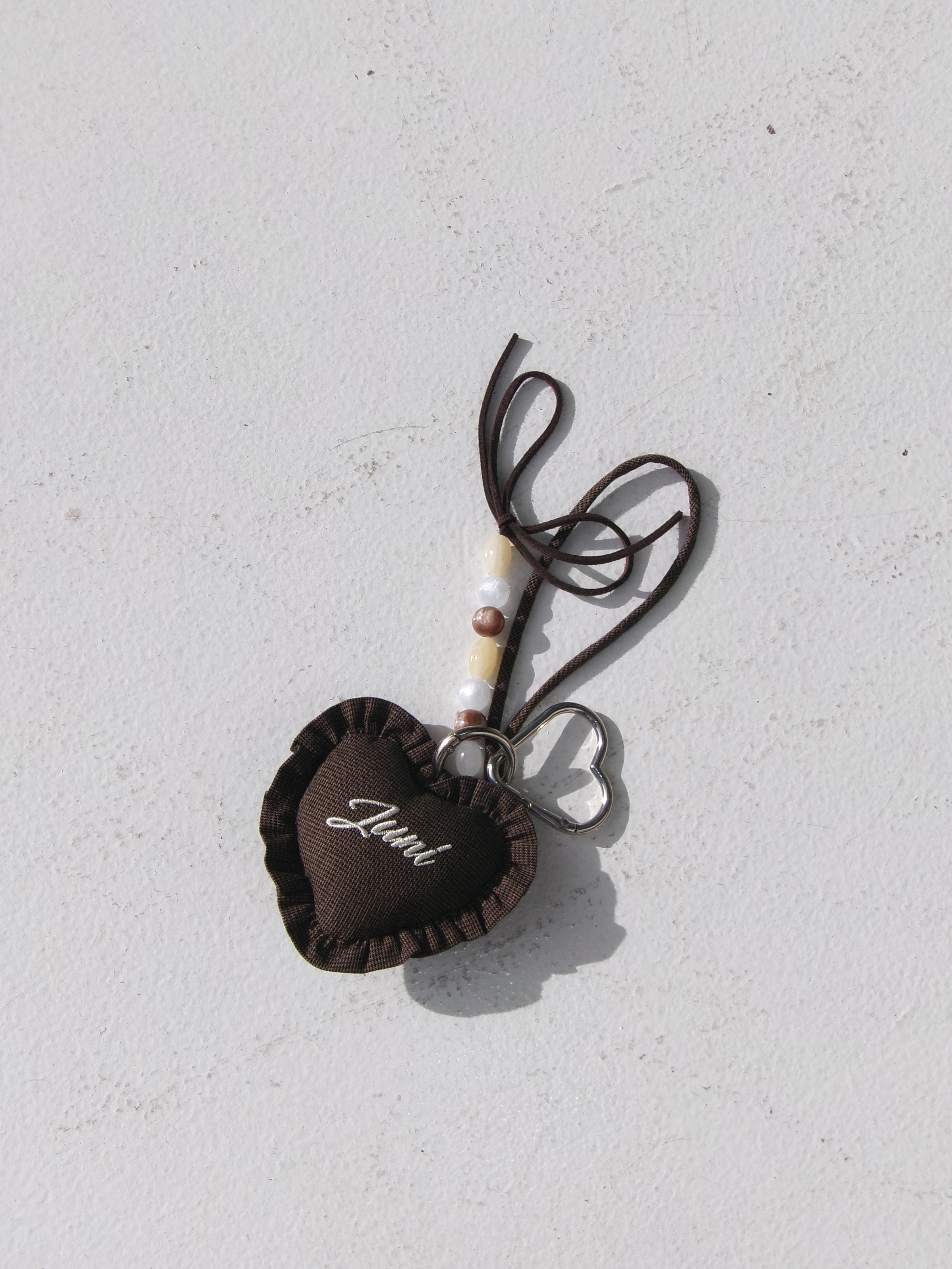 juni heart bag charm  - espresso check