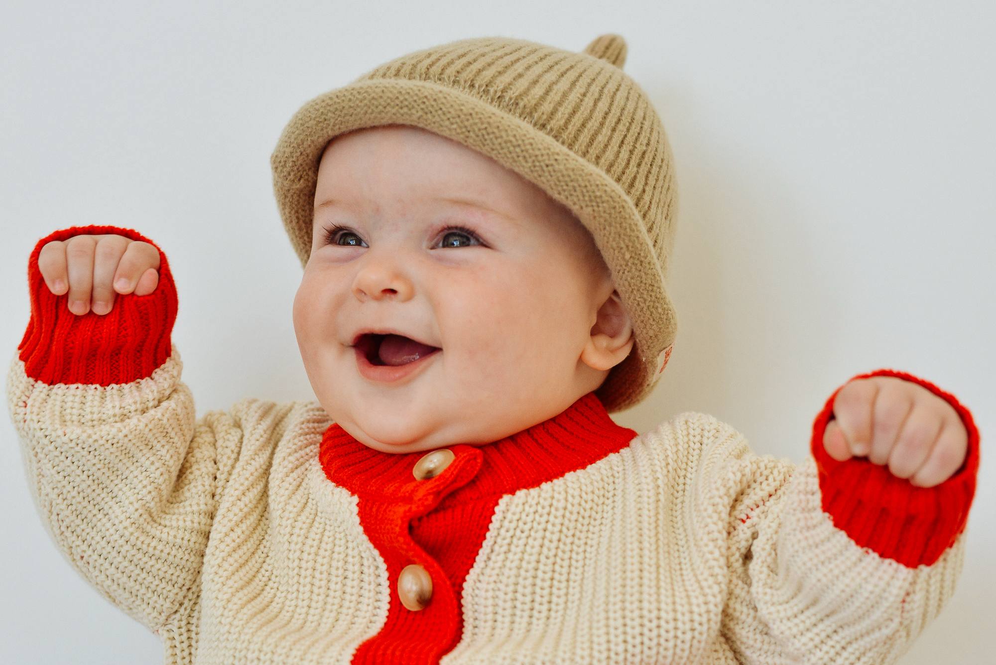 sunday siblings sibling cardigan - cream / red trim