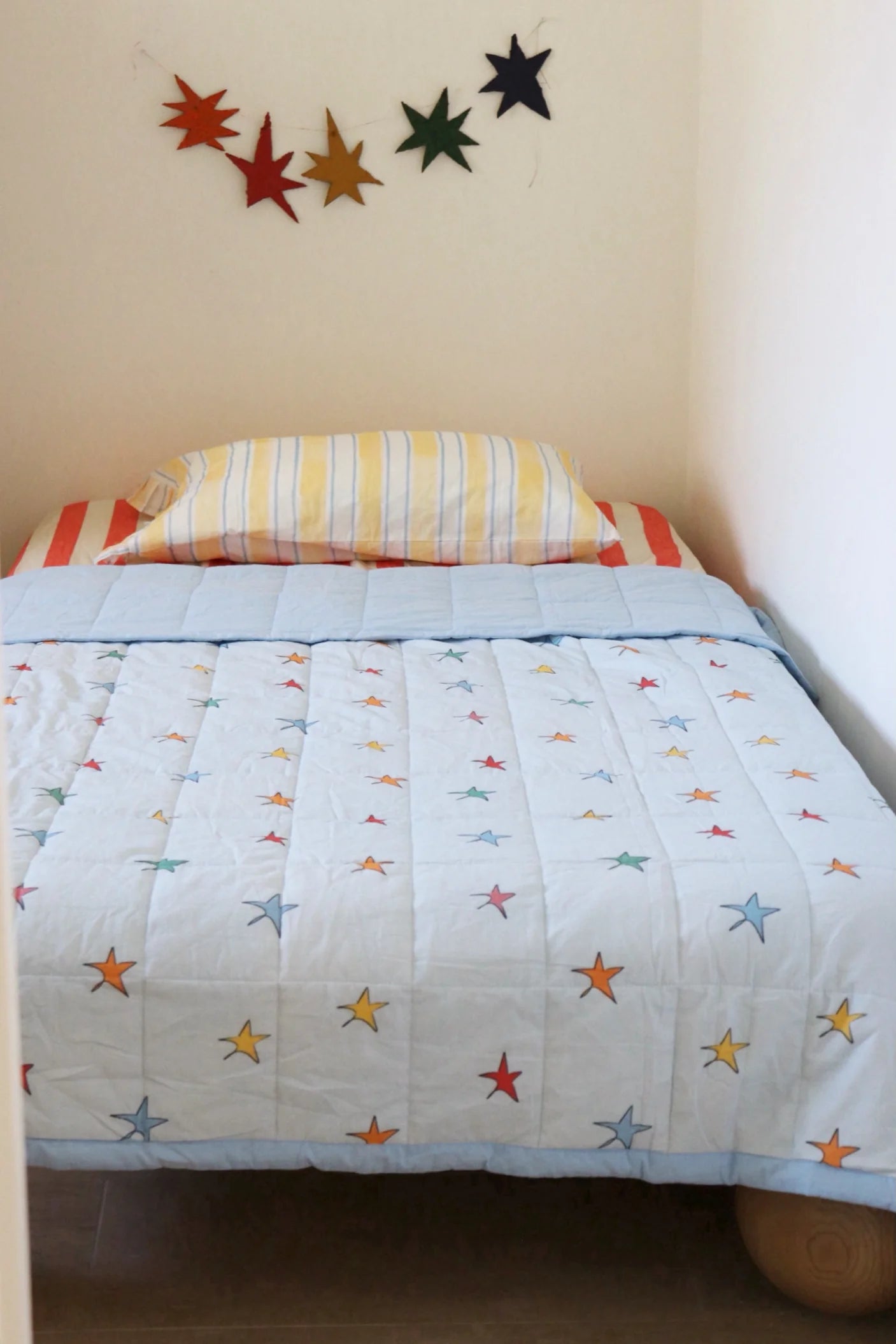 play linen retro star reversible quilt