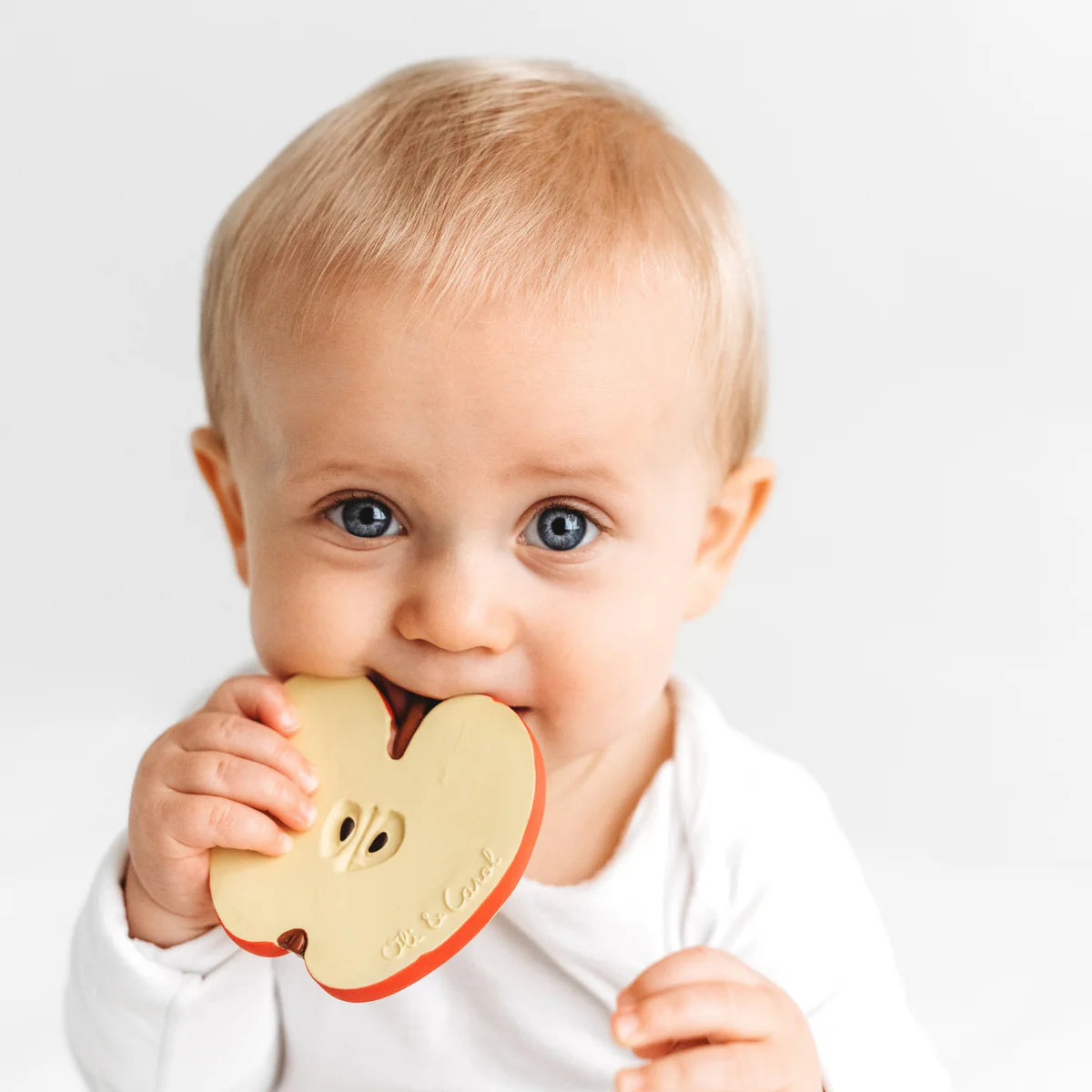 oli & carol - pepita the apple teether