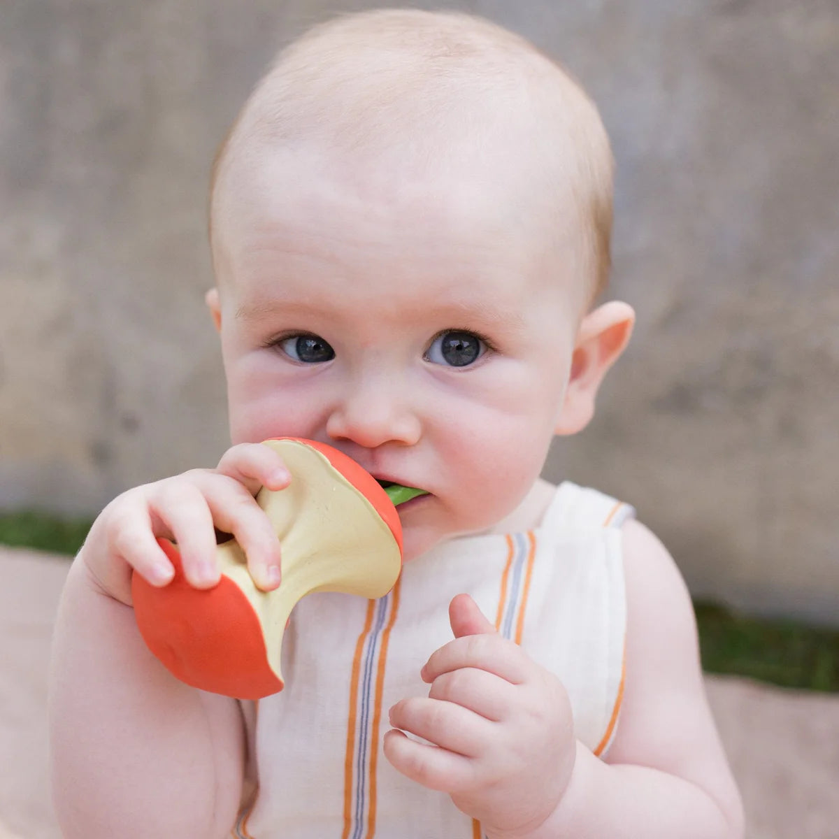 oli & carol - pepa the apple teether