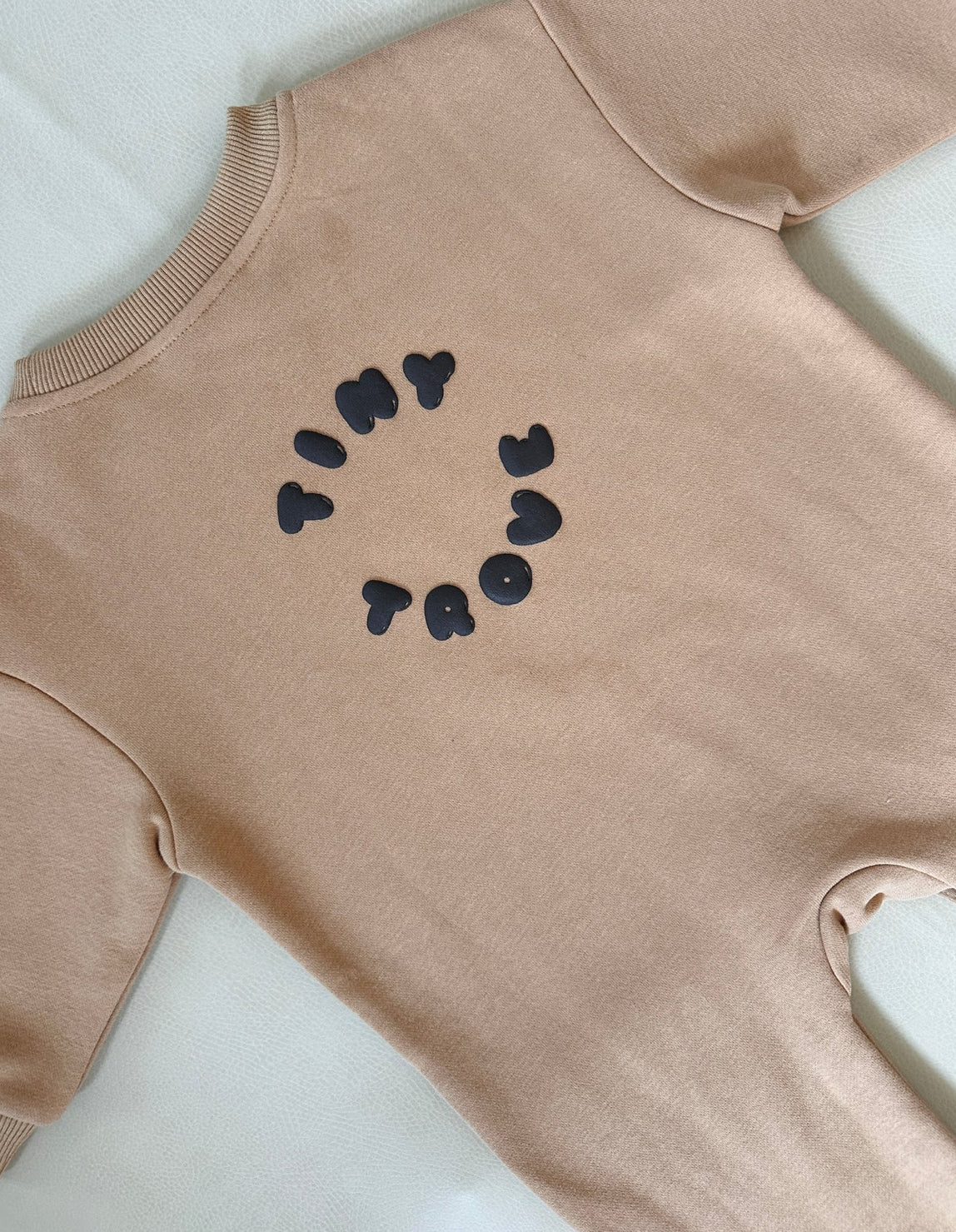 tiny trove otto puff logo circle romper - fawn