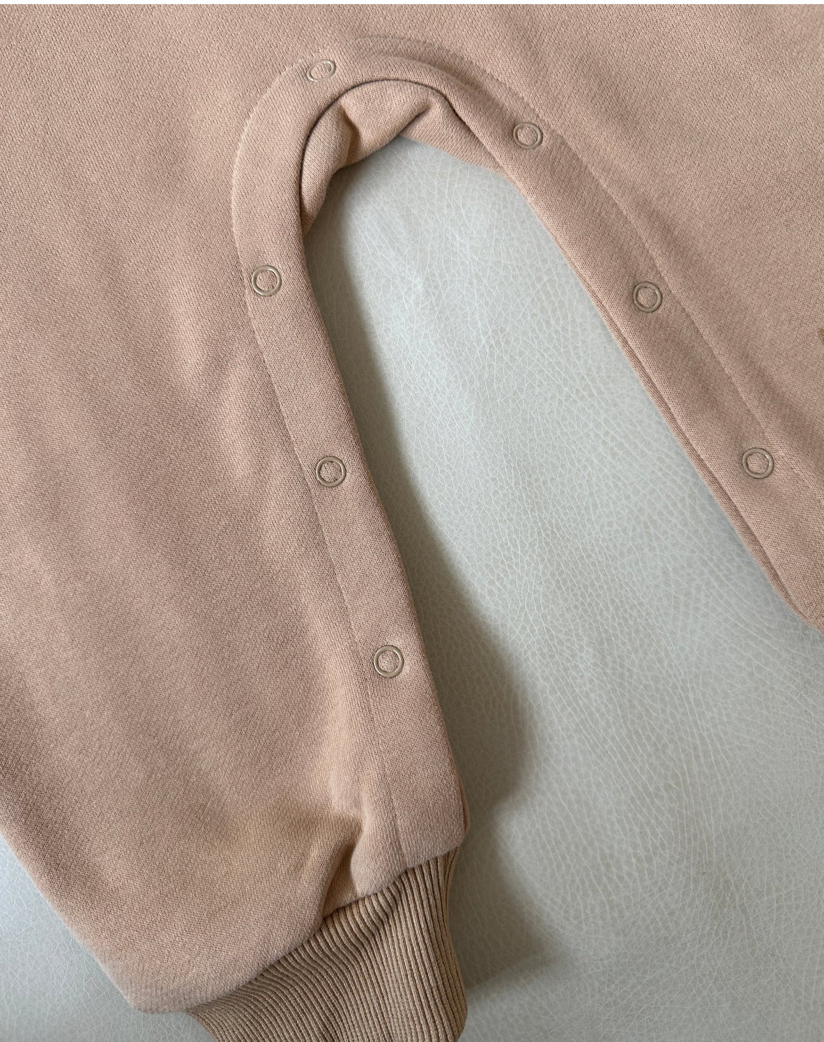 tiny trove otto puff logo circle romper - fawn