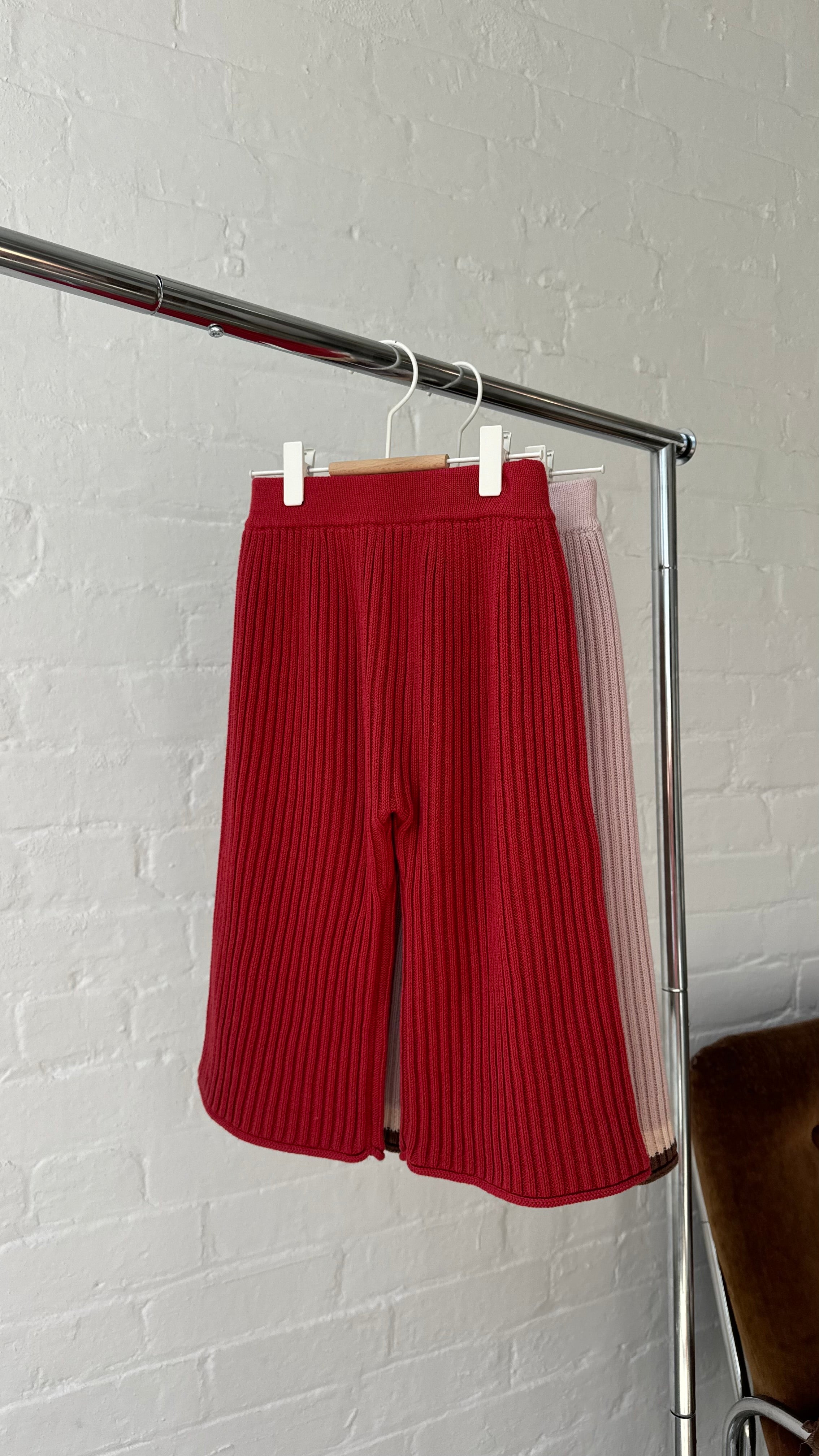 illoura the label essential knit pants - chilli