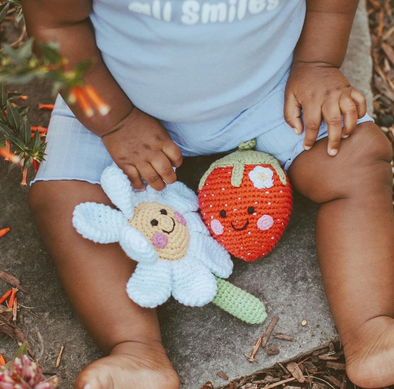 pebble child friendly daisy rattle - white