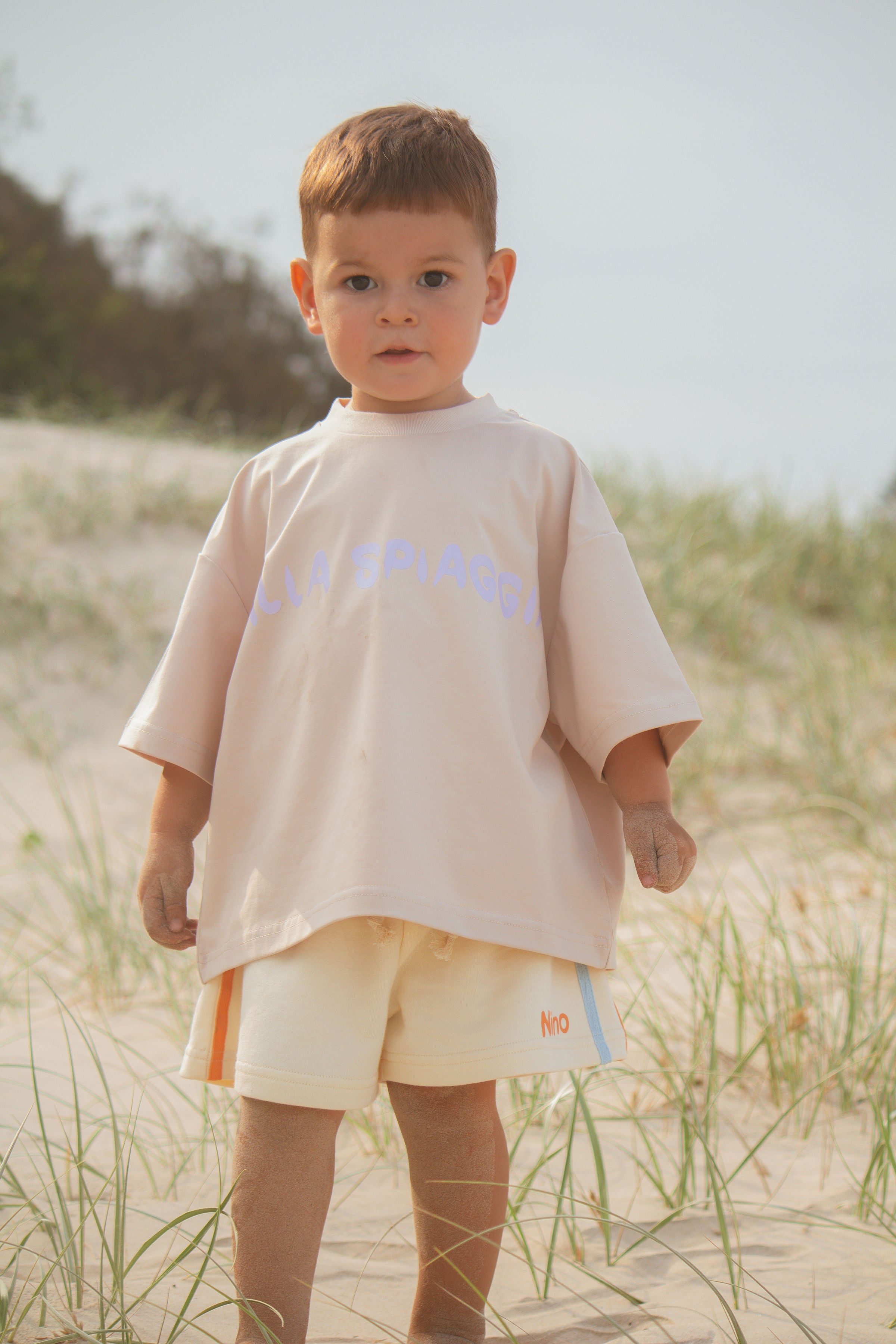 nino the label alla spiaggia t-shirt - biscotti