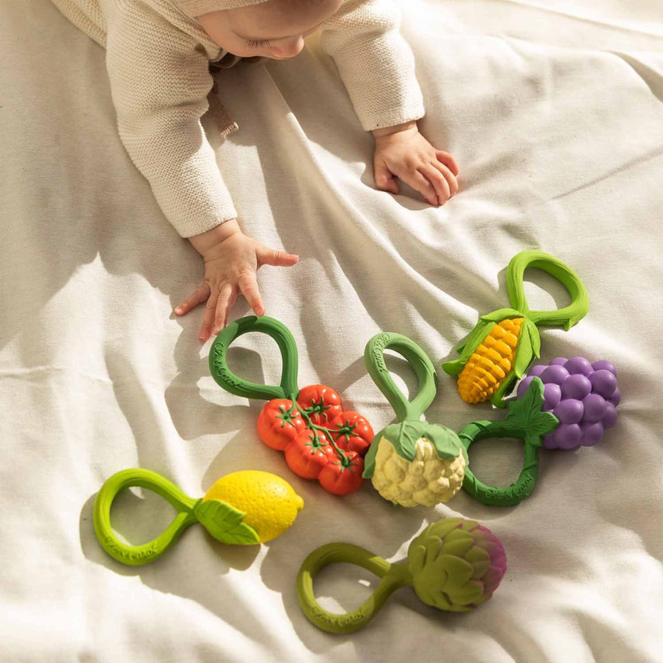 oli & carol rattle toy - artichoke