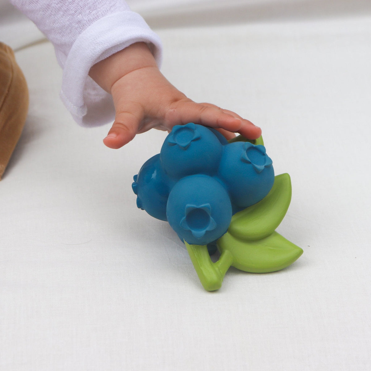 oli & carol - jerry the blueberry teether