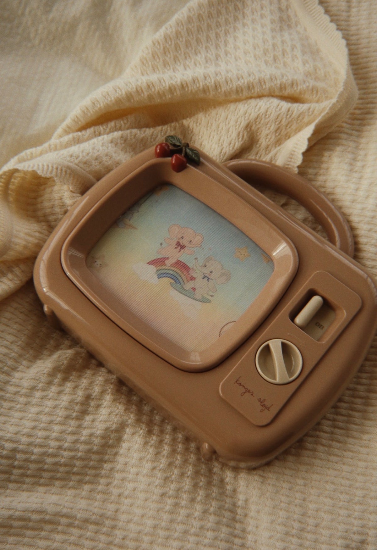 konges slojd my melody tv - cherry (pre order)