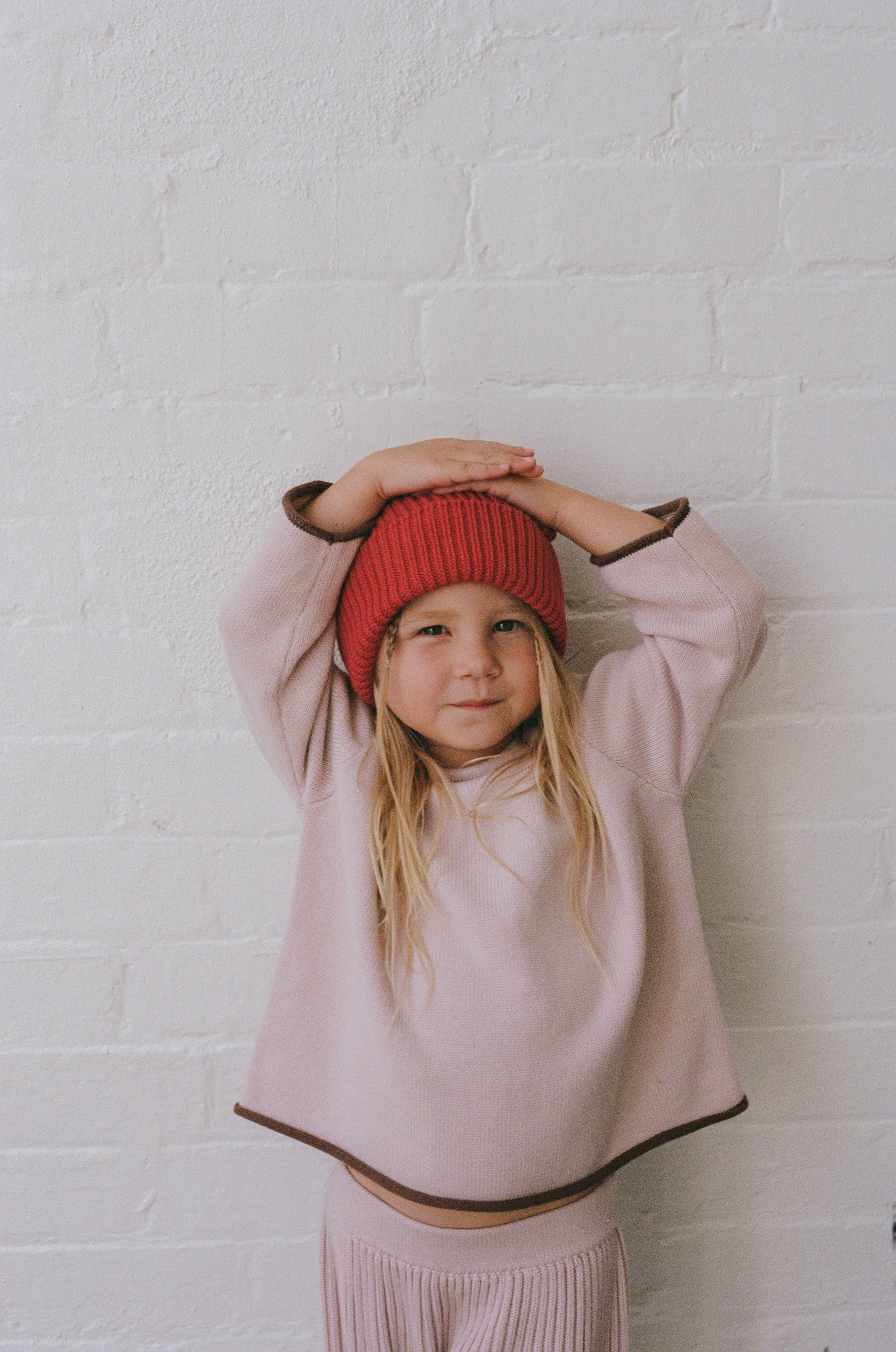 illoura the label knit beanie - chilli