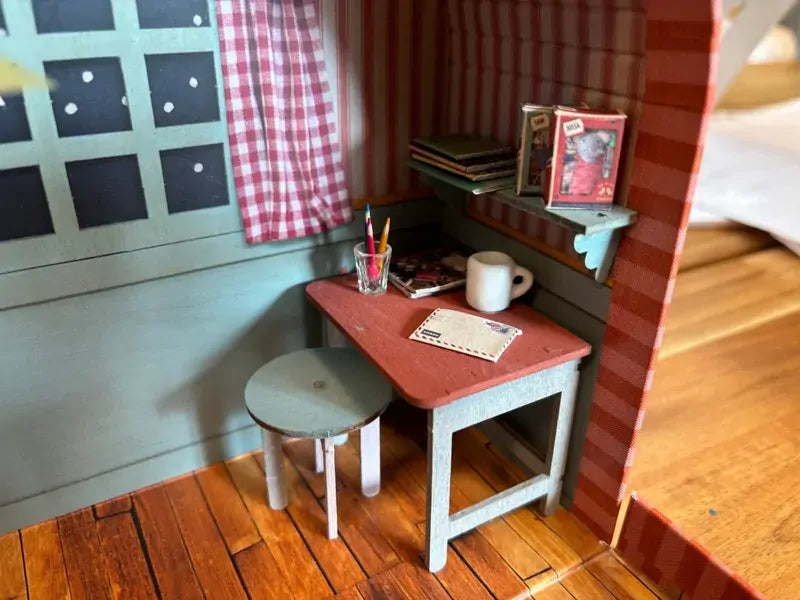 sam & julia mouse mansion to go - bedroom