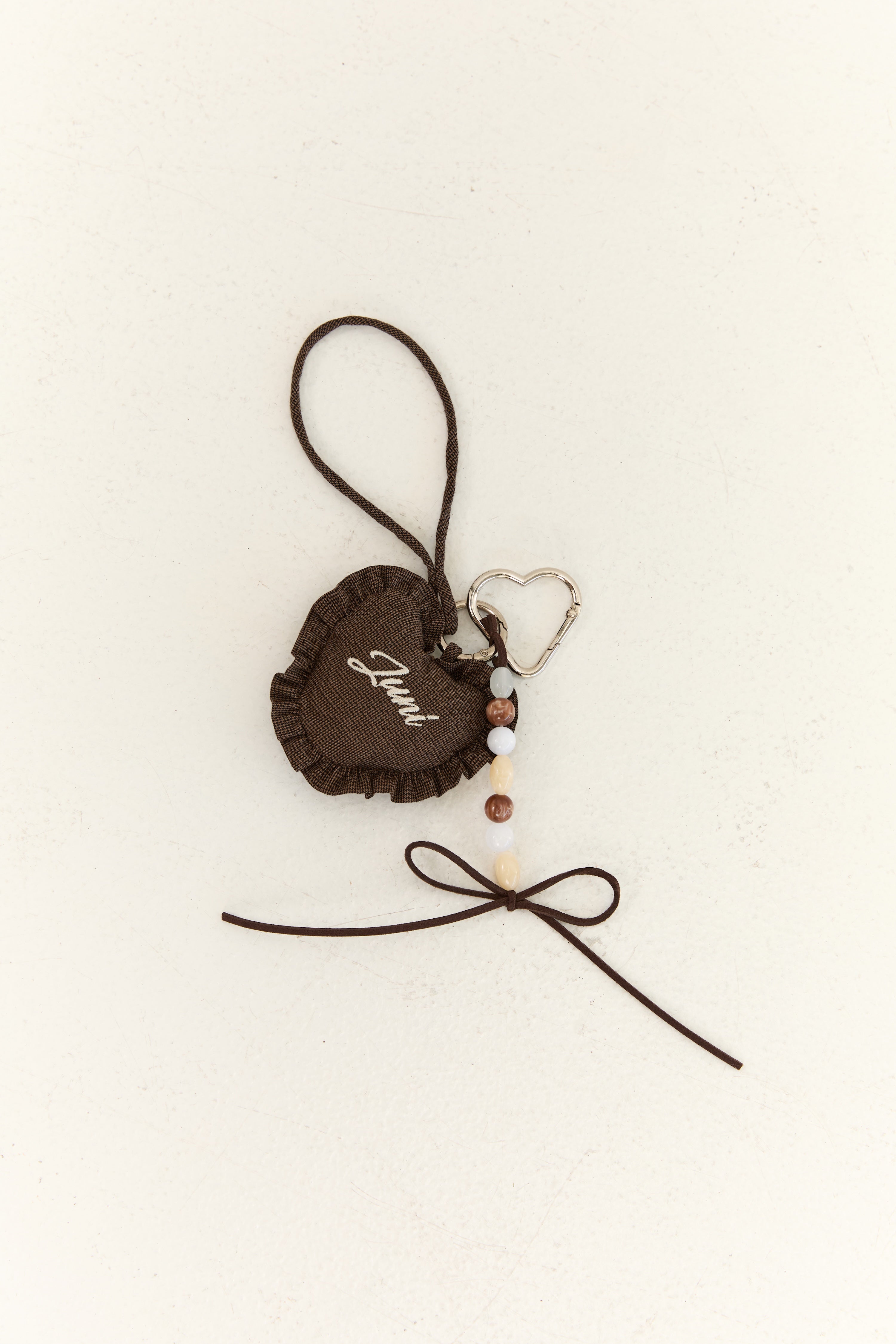 juni heart bag charm  - espresso check