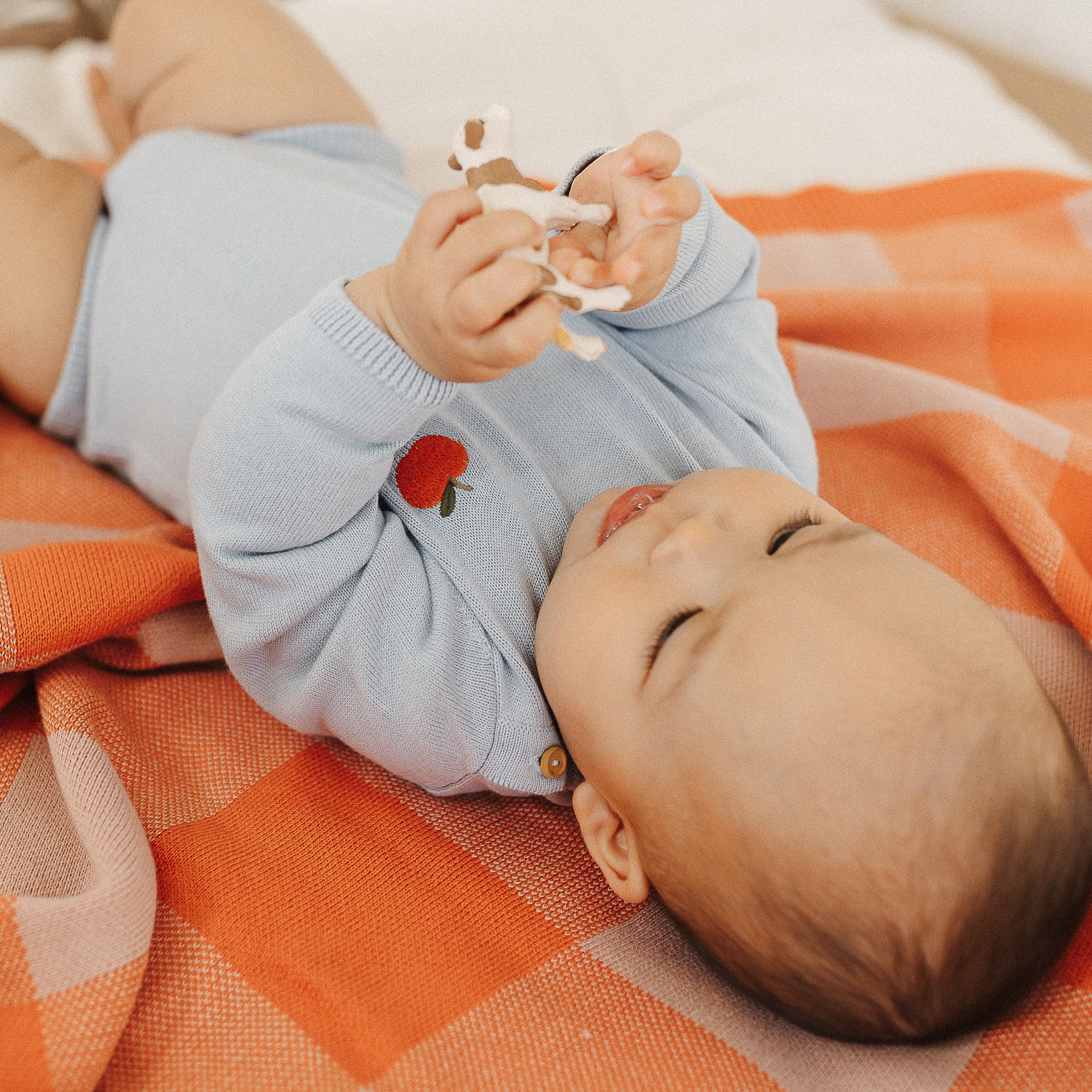 the rest knit bodysuit - sky blue with apple